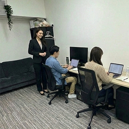 集中して仕事をするインターン生