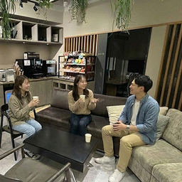 フリードリンクコーナーでくつろぐ社員